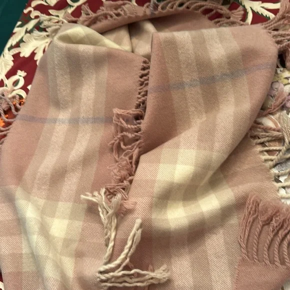 Burberry Vintage 100% Cashmere Made in Scotland Long Scarf w/two-sided fringe - Picture 6 of 12